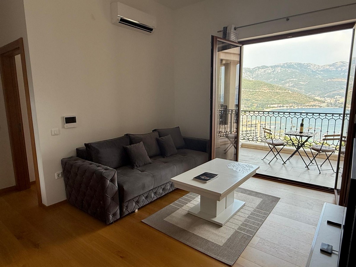 Ekskluzivan dvosoban stan sa pogledom na more i grad – Komoševina, Budva